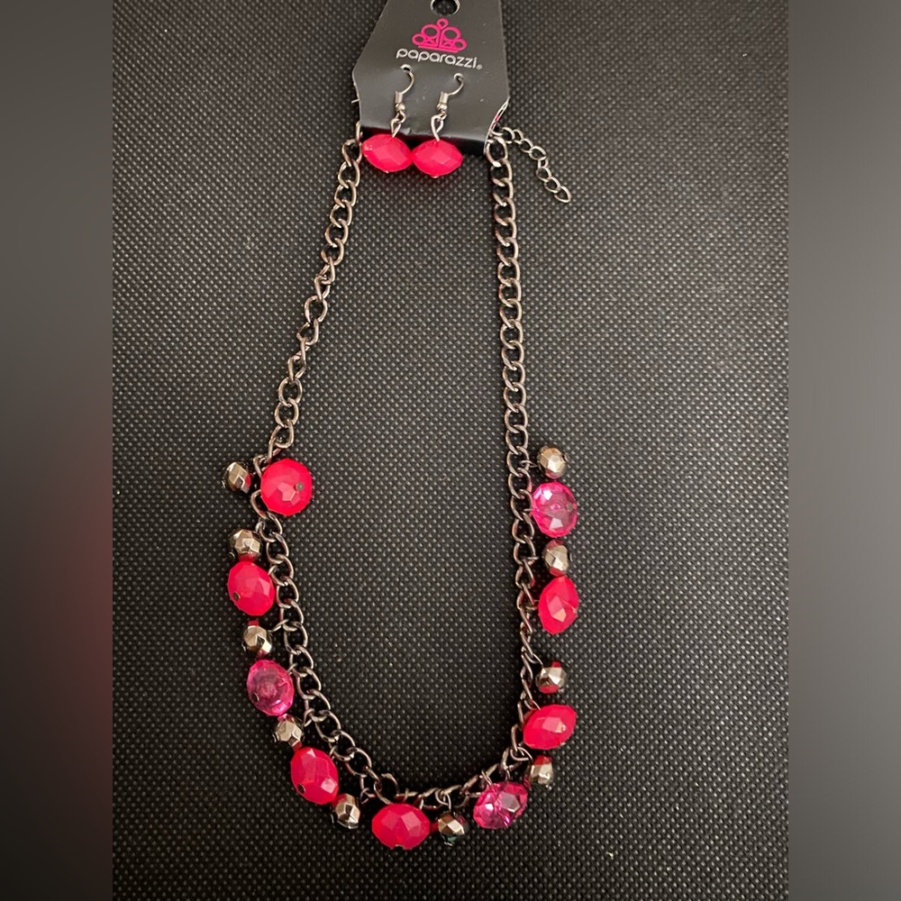 *Short Pink and black gunmetal beads necklace.